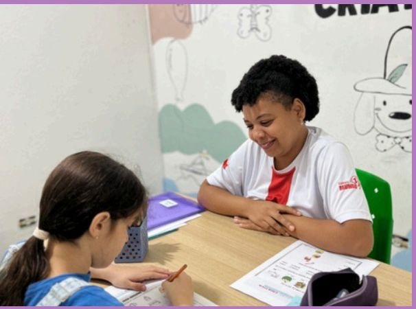 Aula de reforço escolar em grupo pequeno no espaço Educação Criativa em Hortolândia