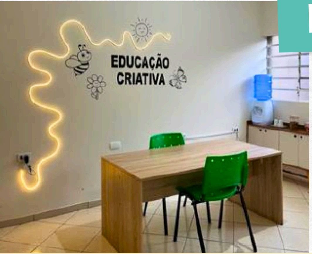 Sala de atendimento pedagógico da Educação Criativa, com mesa de trabalho e materiais organizados