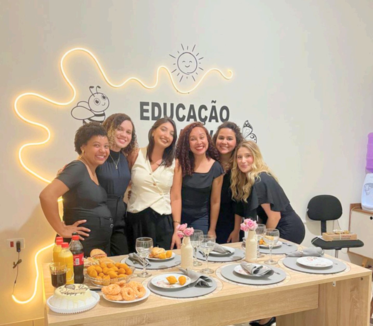 Equipe multidisciplinar da Educação Criativa reunida no espaço em Hortolândia