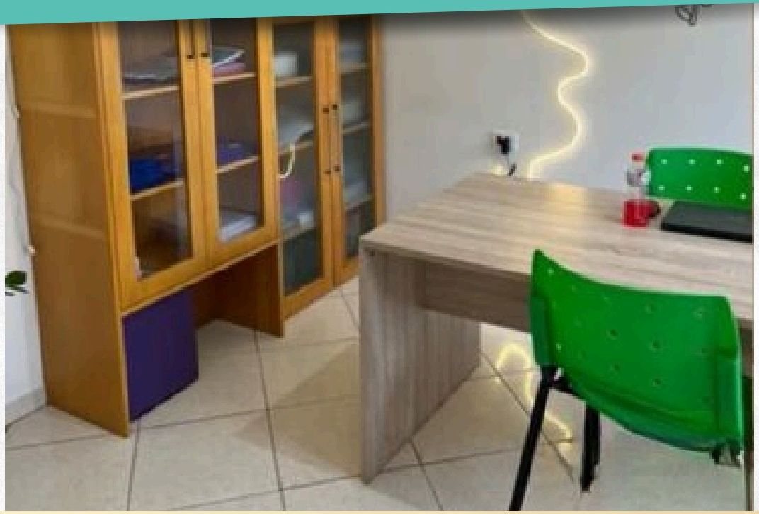 Ambiente de estudos do espaço Educação Criativa preparado para atendimento individualizado