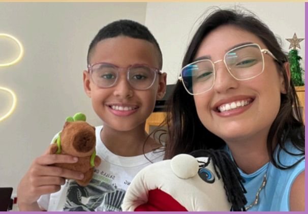 Alunos da Educação Criativa sorrindo durante as atividades