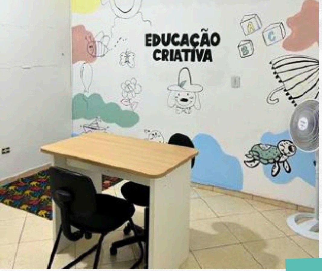 Sala de alfabetização com painéis pedagógicos e materiais didáticos coloridos