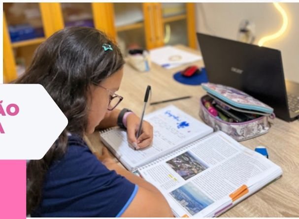 Aluna realizando atividade de reforço escolar com apoio da professora