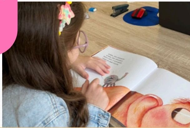Aluna concentrada em atividade de leitura no espaço Educação Criativa